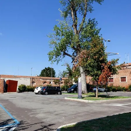 Guesthost - Duplex In Pieno Centro Апартаменты Феррара